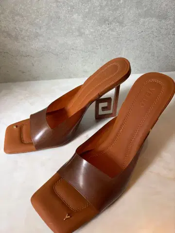YELLO 샌들 뮬 브라운