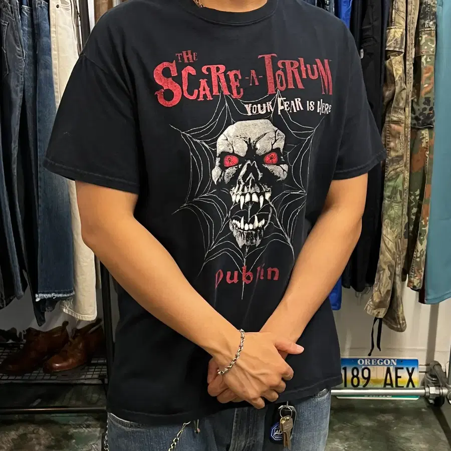 [L] 빈티지 스컬 거미줄 호러 그래픽 티셔츠 Scare A Torium