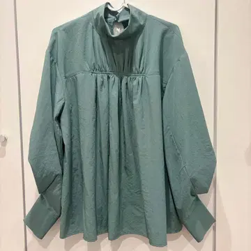 Ray BEAMS 프론트 개더 하이넥 블라우스