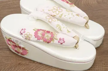 미사용 새상품 Wa de Modern 성인식 통굽 조리 벚꽃 자수 화이트