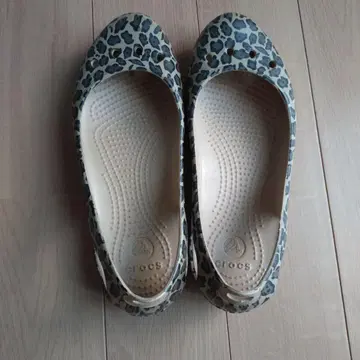 Crocs 레오파드 무늬 플랫 샌들 W6