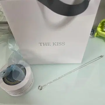 THE KISS 실버 컬러 목걸이
