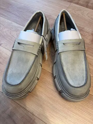 [ 미사용 새상품 ] ZARA 로퍼 통굽 빈티지 가공 그레이 27.5cm