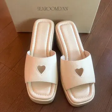 SEAROOMLYNN 하트 컷 아웃 통굽 샌들