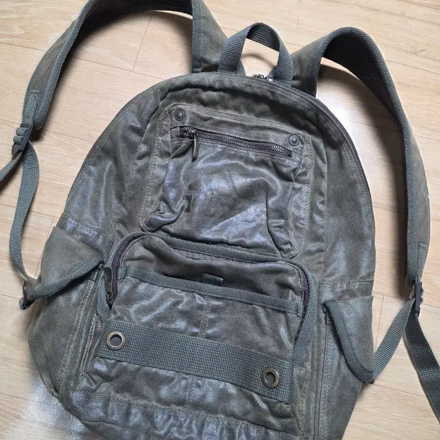 아디다스 백팩 카키색. 빈티지 남녀 공용.상태좋아요.