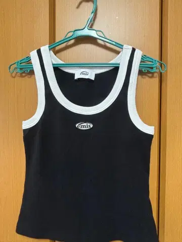 emis 탱크탑 블랙 화이트