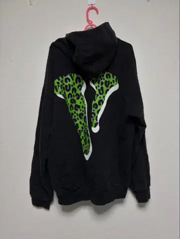 Vlone (비론) 후드티 레오파드 무늬 V 로고 블랙