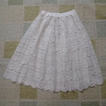 화이트 레이스 플레어 스커트