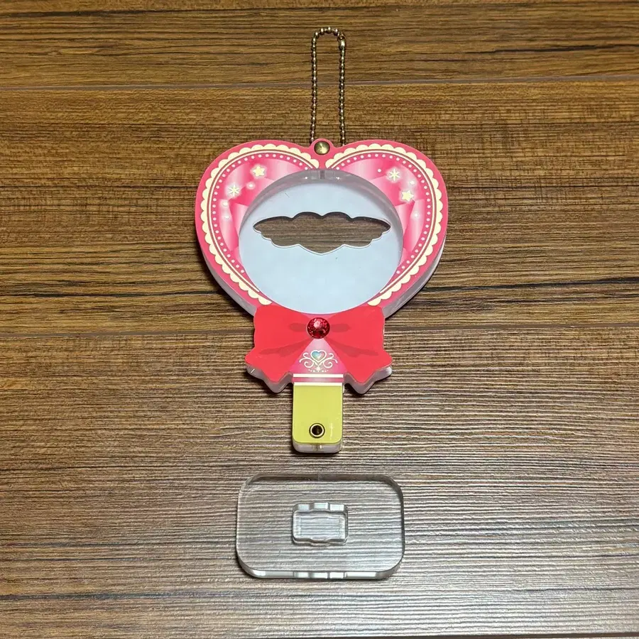 산리오 캔뱃지 프레임 레드