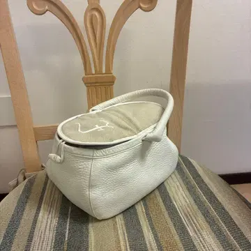 폭시 화이트 가죽 핸드백