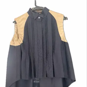 새상품급 Sacai 22ss 슬리브리스 블라우스 사이즈 2