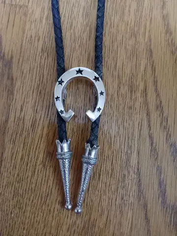 로카빌리 호스슈 루프 타이 탑