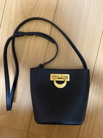 미라 오웬 Mila Owen 블랙 미니 숄더백 골드 금장 장식 포함