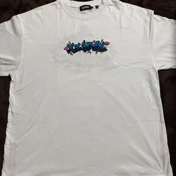 XLARGE 그래피티 로고 T셔츠 화이트