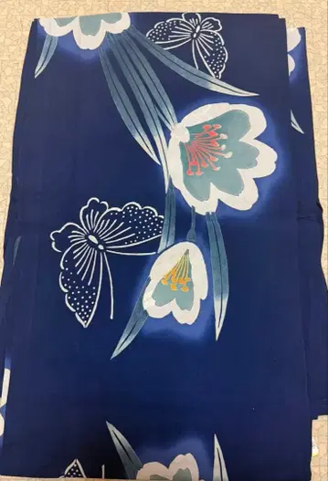 여성용 유카타 네이비 바탕 꽃무늬 나비 패턴
