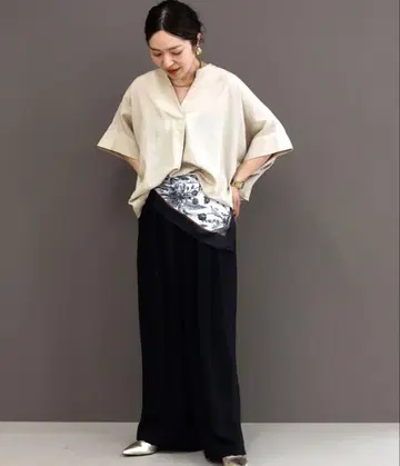 Aletta vita 에스테르론 백 프릴 돌먼 블라우스