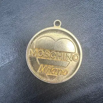MOSCHINO Milano 코인형 참 골드 컬러