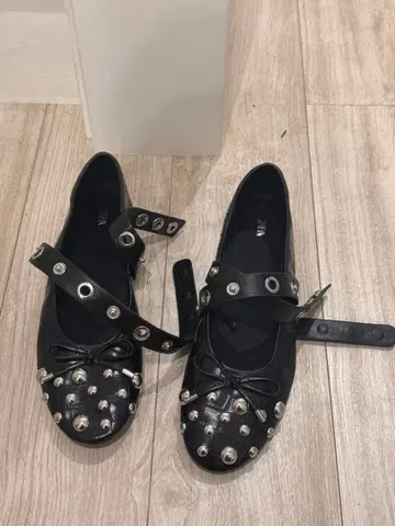 ZARA 엠보 스터드 발레 슈즈 26.6CM
