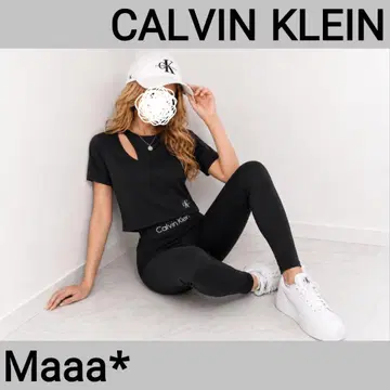 최신작 Calvin Klein Jeans 비대칭 컷 아웃 티셔츠