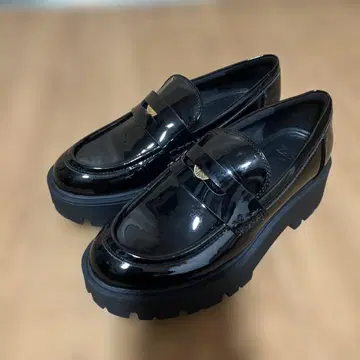 ZARA 에나멜 마감 로퍼 통굽 블랙 37