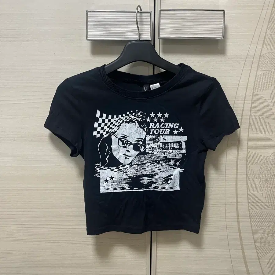 H&M 페인팅 크롭티 블랙