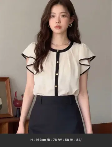 여성용 플레어 슬리브 하이 칼라 블라우스 블랙 x 화이트