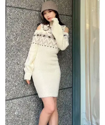 리젝시 노르딕 숄더 오픈 미니 원피스
