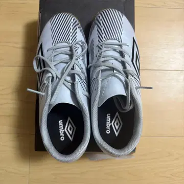 UMBRO 풋살화 화이트 블랙