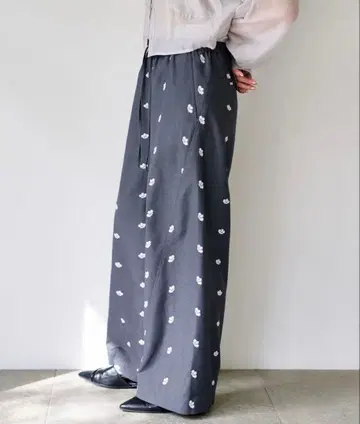 [ 새상품급 ] Kastane 플라워 스티치 와이드 팬츠 그레이 size1