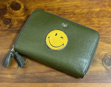 Anya Hindmarch 이단 접이식 지갑 스마일 스티커 카키