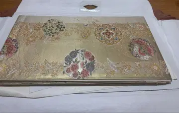 꽃과 당초를 조합한 고전적인 패턴의 후쿠로 오비