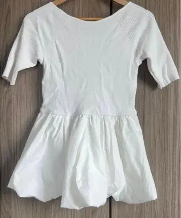 아르페쥬 스토리 화이트 페플럼 티셔츠