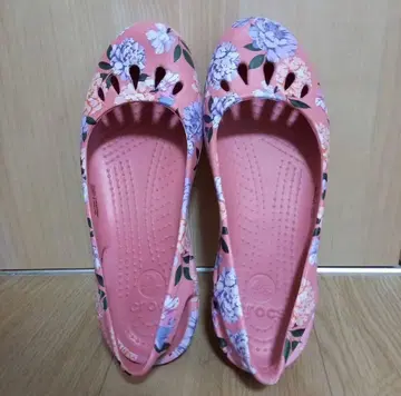 [ 익일 배송 & 대폭 할인 중 ] crocs w8 플랫슈즈 꽃무늬 핑크