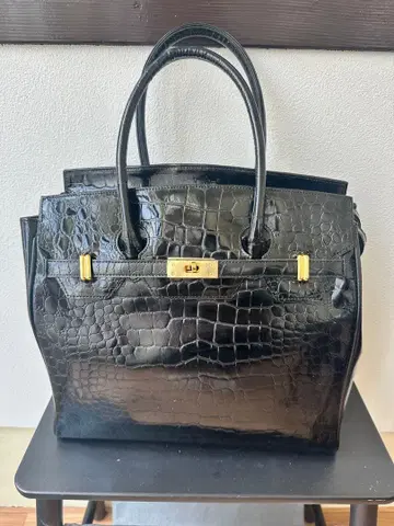 Linda Borsa 악어 엠보싱 에나멜 핸드백 블랙 골드