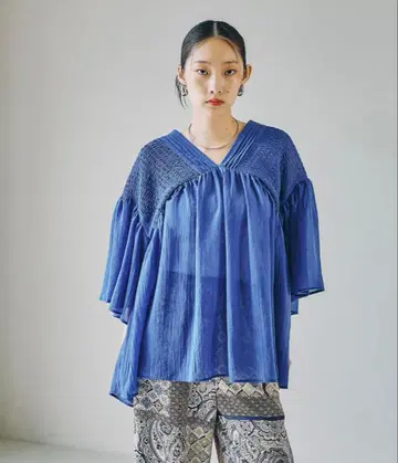 새상품 미사용 택 포함 셔링 5부 소매 블라우스