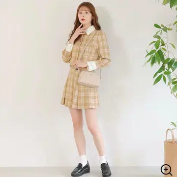 마리콴트 심플 데이지 엠보싱 미니백 베이지
