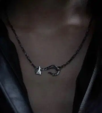 vainon destroyed carabindr necklace