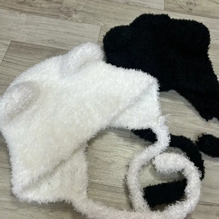 뽀글이 곰돌이 귀 털모자 (블랙/화이트)