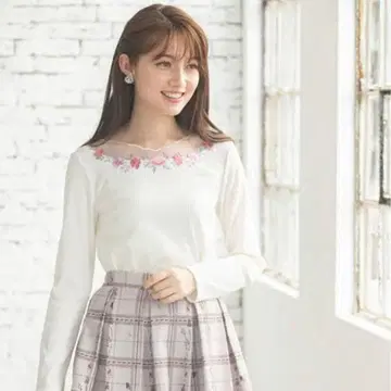 새상품! 택 포함 스칼라 튤 넥 리브 상의 플라워 자수