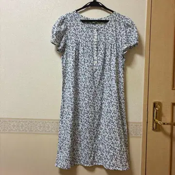 미니 꽃무늬 반팔 무릎 기장 원피스 화이트