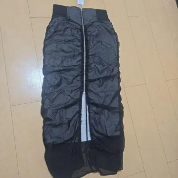 새상품 프론트 지퍼 셔링 롱 스커트 블랙