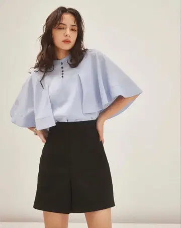 [ 스카이블루 ] EMMEL REFINES 케이프풍 플레어 블라우스