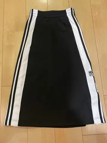 adidas 사이드 버튼 타이트 스커트 블랙
