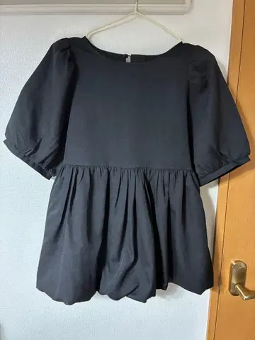 새상품급 &. NOSTALGIA 페플럼 블라우스 반팔 블랙 벌룬