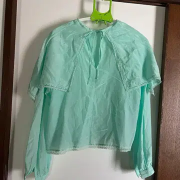 레이스 카라 부착 긴팔 블라우스 민트 그린