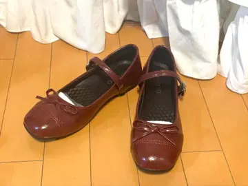 빨간색 메탈릭 스트랩 펌프스 플랫슈즈