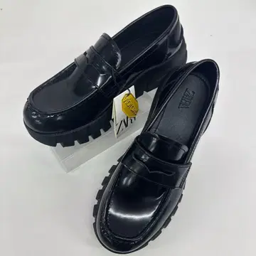 [새상품] ZARA Vibram 코인 로퍼 블랙 40 (Y10)