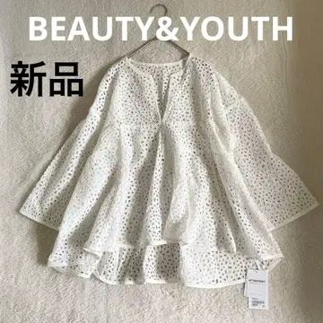 [새상품] 뷰티 앤 유스 컷워크 레이스 플레어 블라우스 화이트 자수