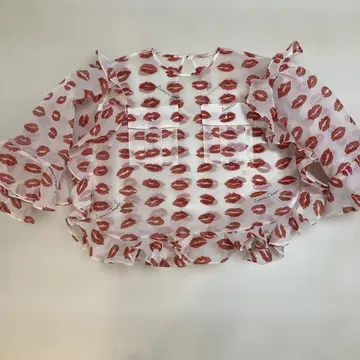 Dress Camp 립 패턴 시스루 슬리브리스 블라우스