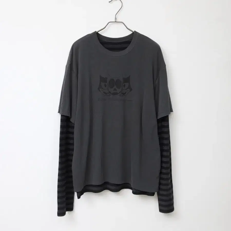 해칭룸 HATCHINGROOM Two Face Felix Tee Charcoal